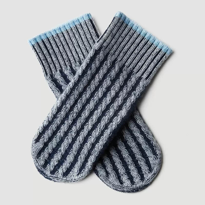 Women’s 100% Cashmere Cable Knit Mittens in blue