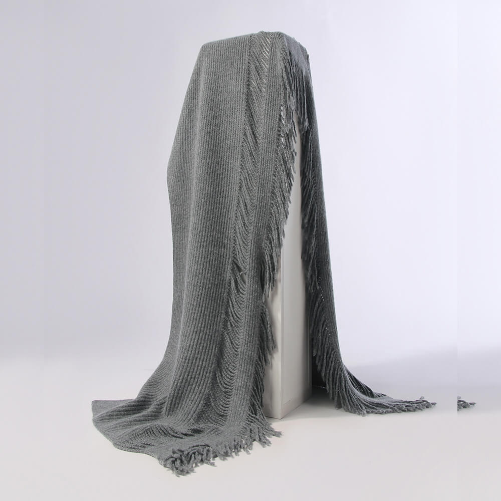 Luxurious 100% Cashmere Scarf: Timeless Elegance, Unmatched Comfort in grey