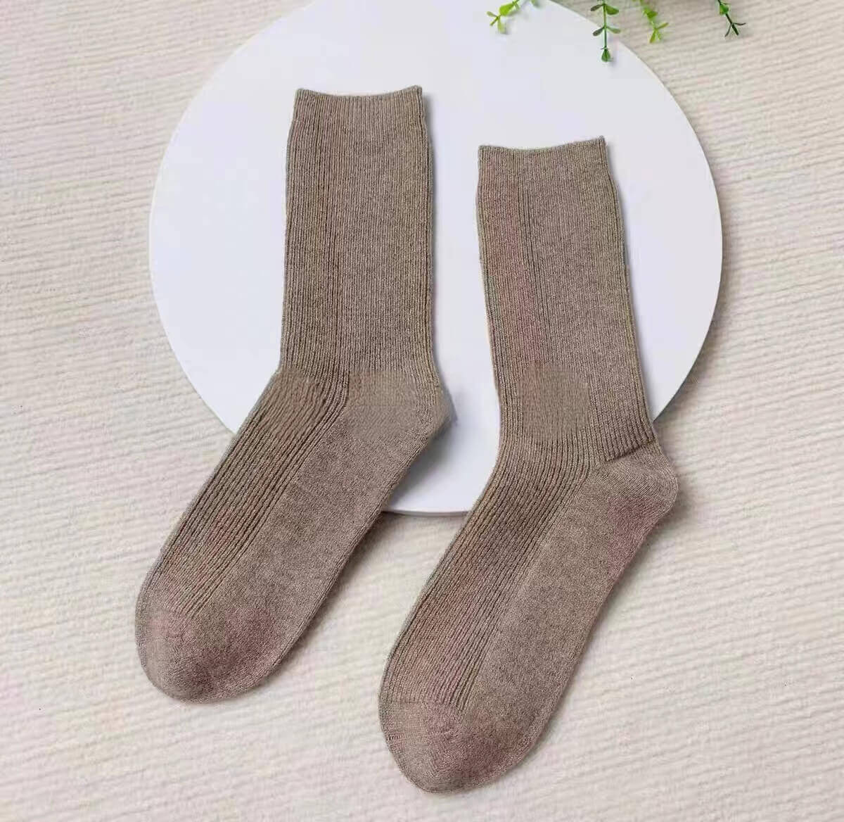The Ribbed Cashmere Socks in camel