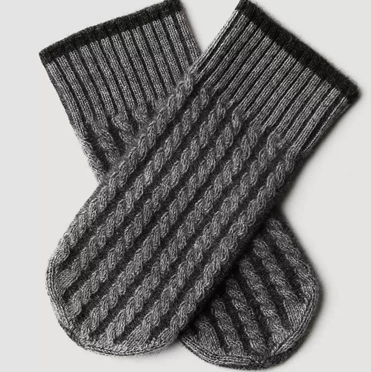 Women’s 100% Cashmere Cable Knit Mittens in grey