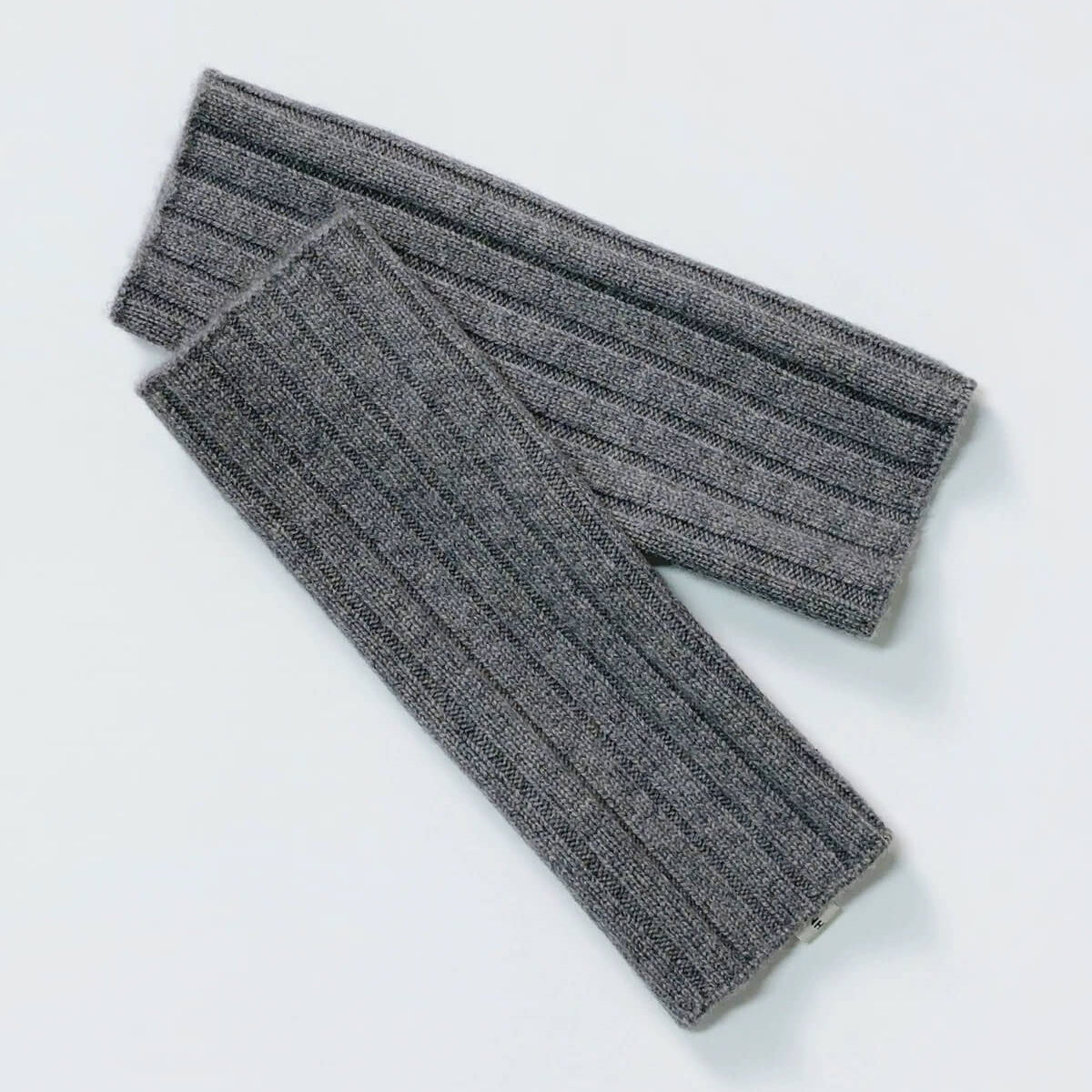 women's cashmere fingerless gloves with rib knit in grey color