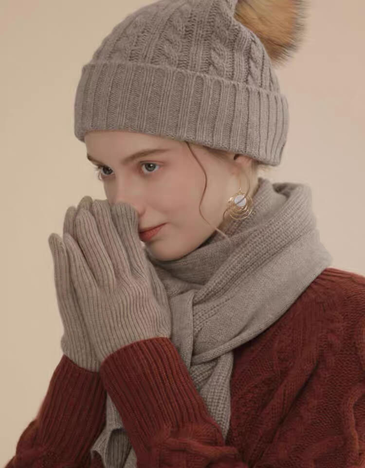 “Thick-knit three-ply cashmere scarf with ribbed ends