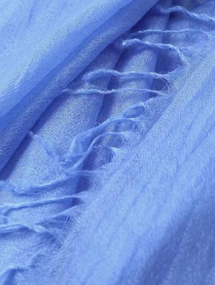 Hand-finished cashmere scarf with twisted edges detail