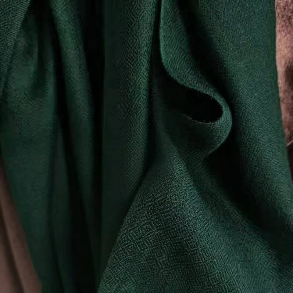 Pure cashmere oversized shawl resistant to snagging and pilling