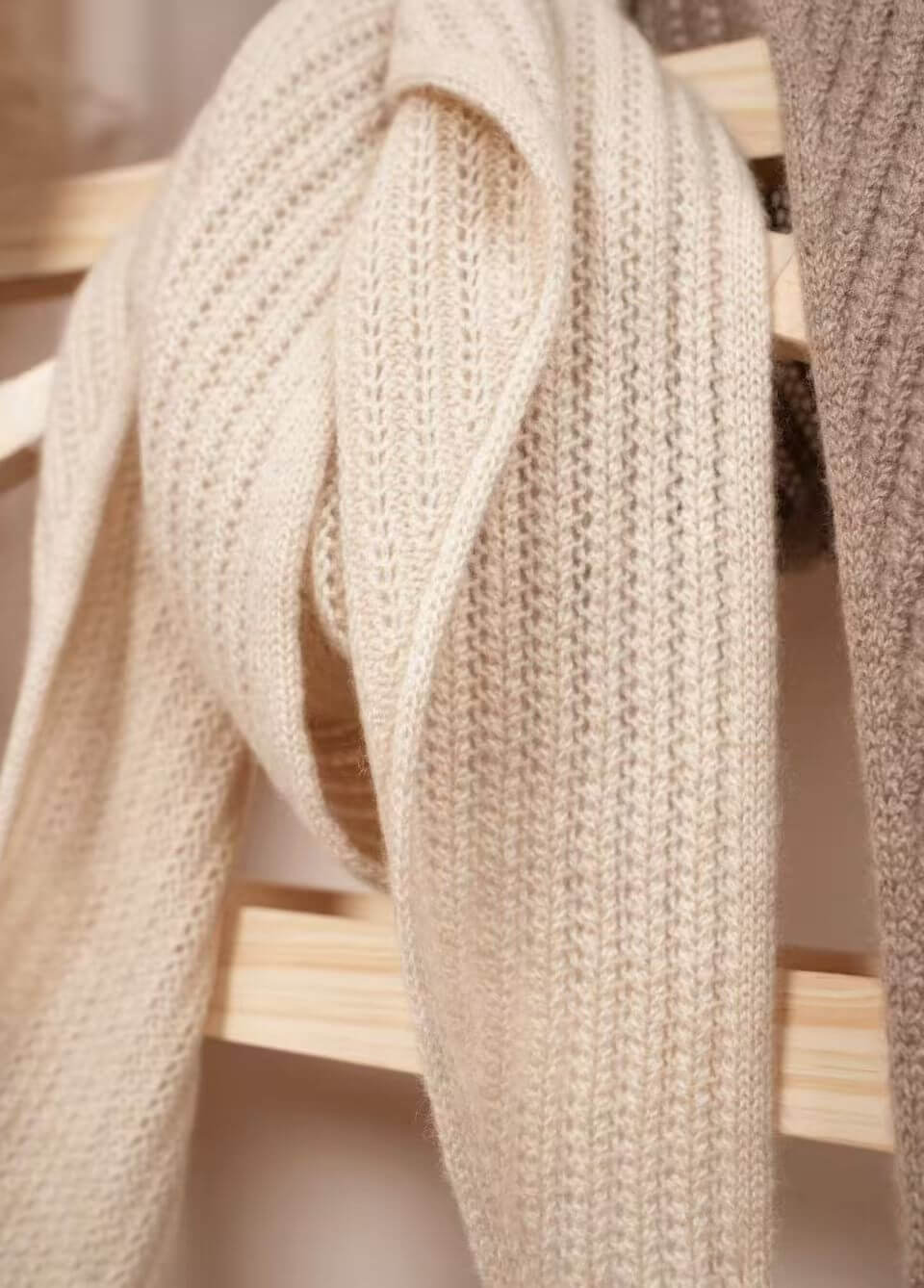 Soft knitted cashmere triangle wrap for women 80g