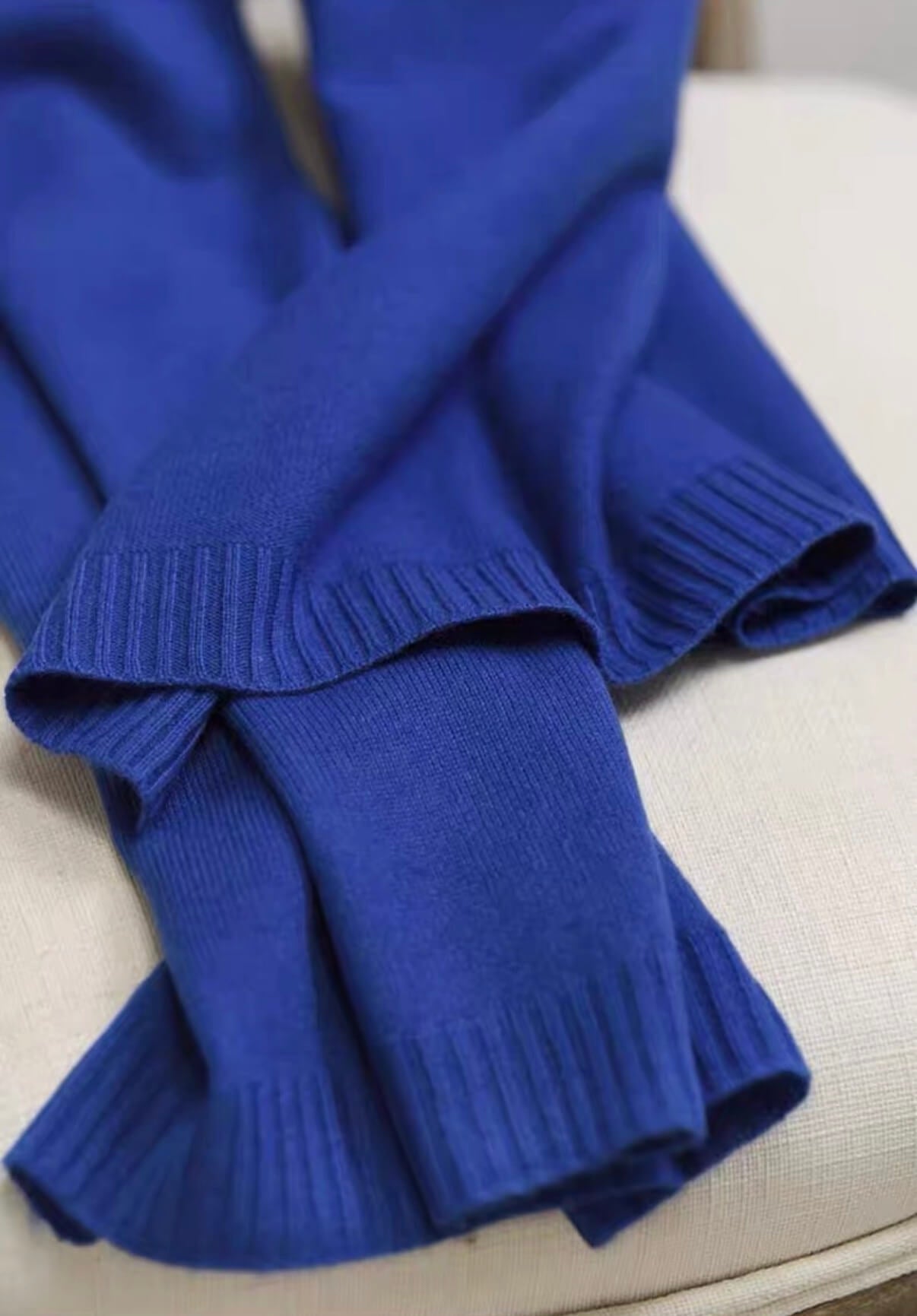 	Soft oversized 100% cashmere winter scarf in blue color