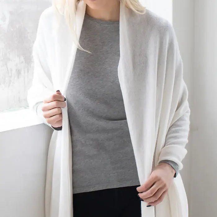 Women’s 100% Cashmere Knit Travel Shawl in white 