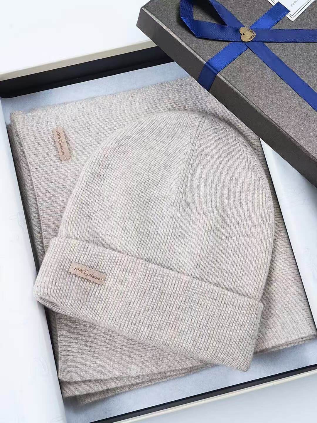 Women’s 100% cashmere beanie and scarf set in oatmeal