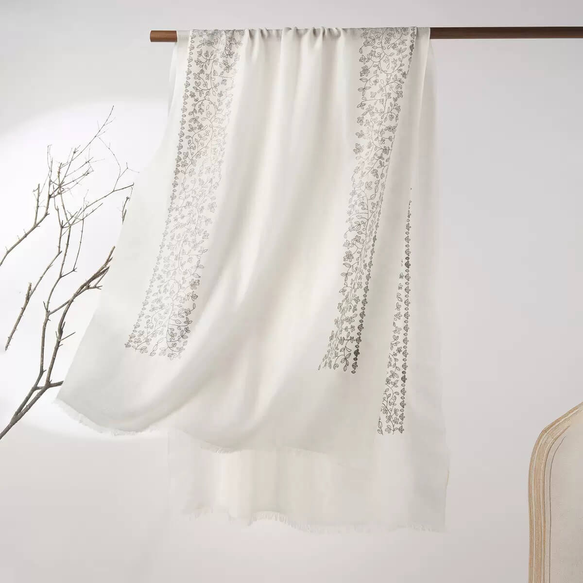 Women’s 100% cashmere embroidered shawl in natural white 190x70cm