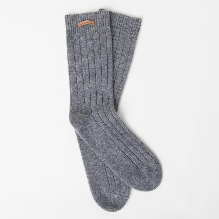 Women’s 100% cashmere ribbed bed socks in grey