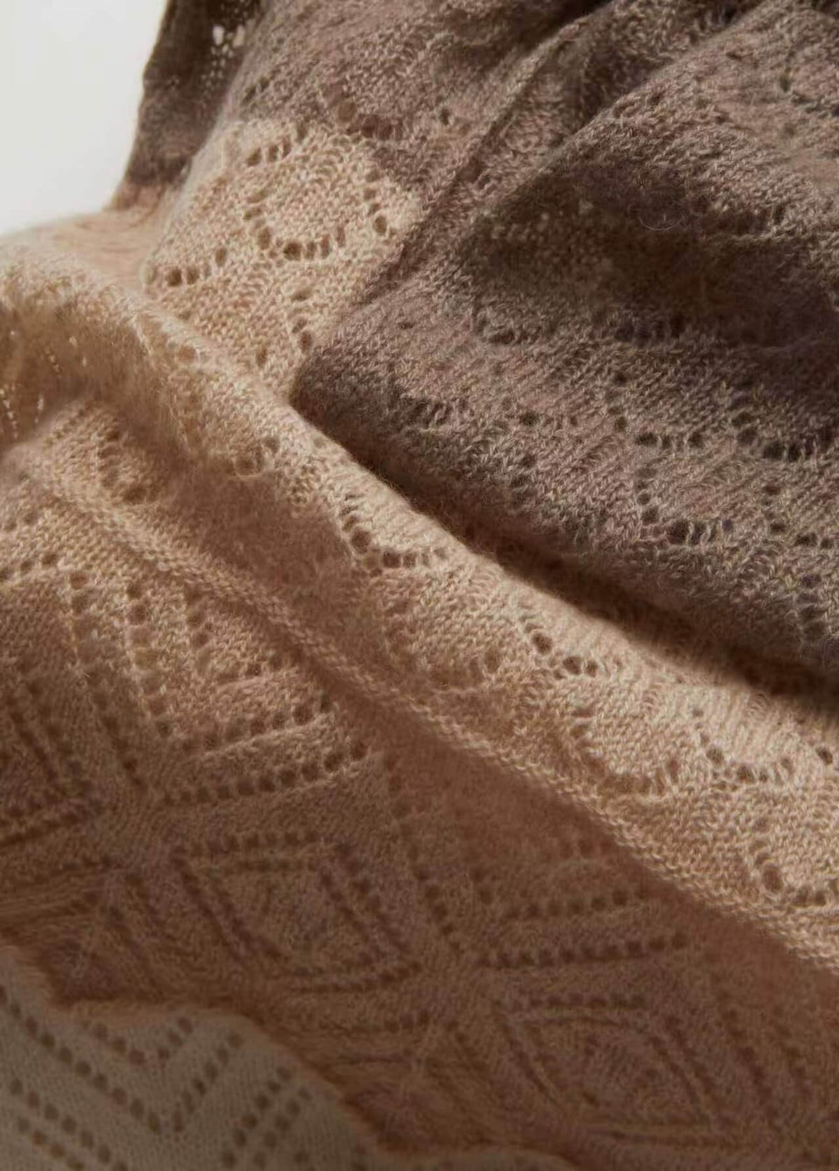 Women's 100% pure cashmere neck scarf in soft neutral tones