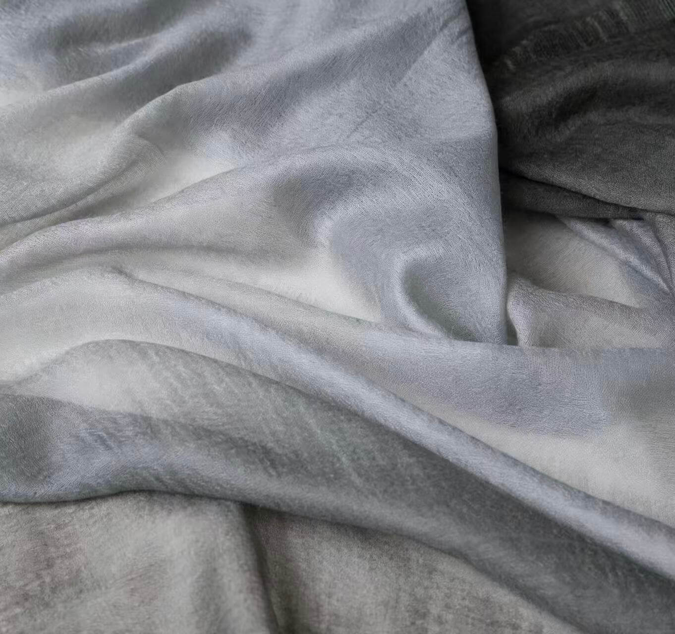Women’s luxury cashmere wrap 145x145cm in timeless grey