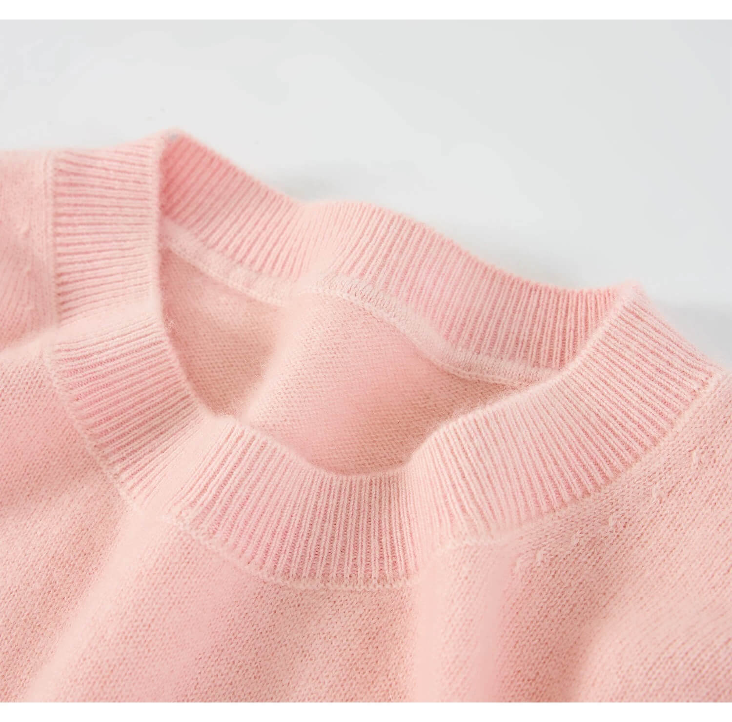 .	Luxury ombré cashmere sweater with single-side dip-dye craftsmanship