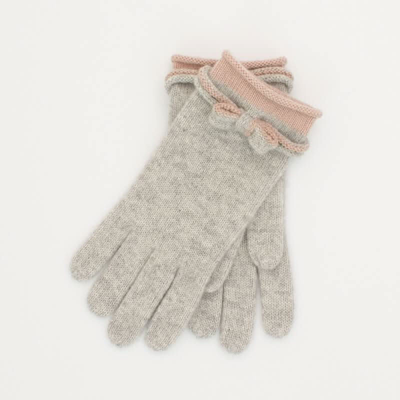 The women's grey and pink two tone colour cashmere glove is lovely and can be styled with your winter wardrobe perfectly.