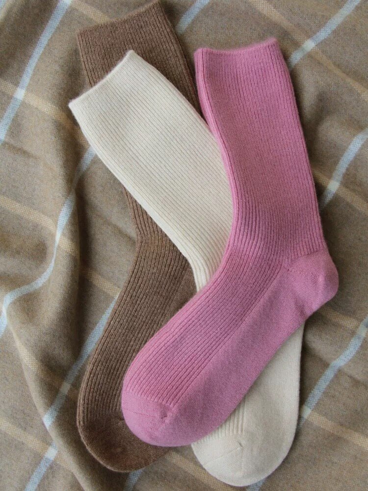 The Ribbed Cashmere Bed Socks in plum pink for women,Women’s 100% Cashmere Rib-Knit Socks in Soft Neutral Color