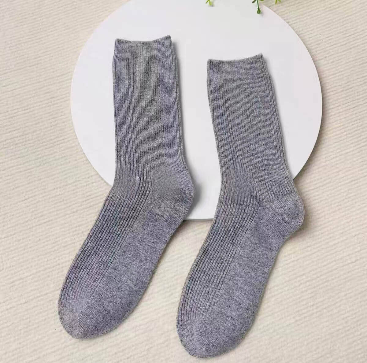 The Ribbed Cashmere Socks in grey