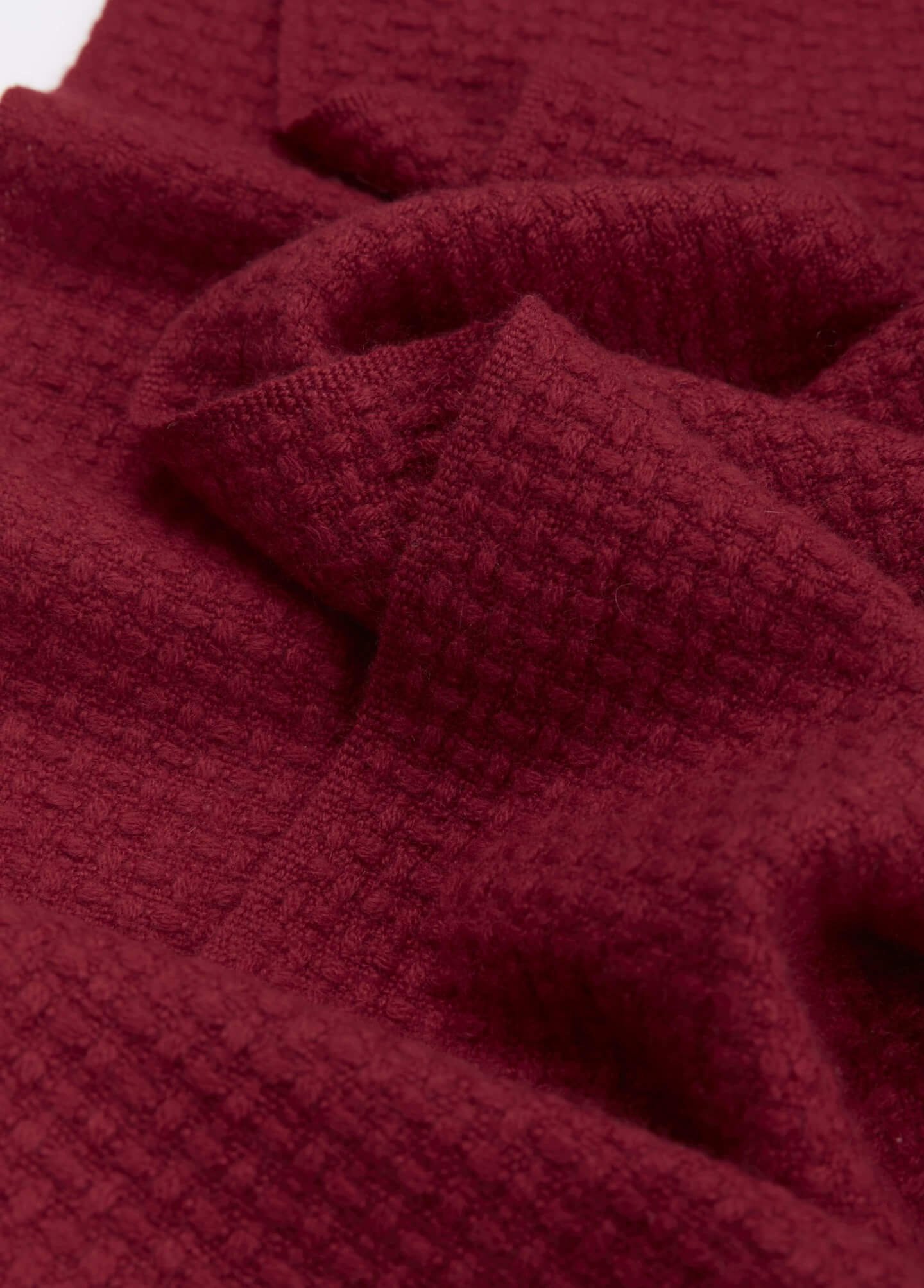 Classic red cashmere scarf with artisanal tassel details