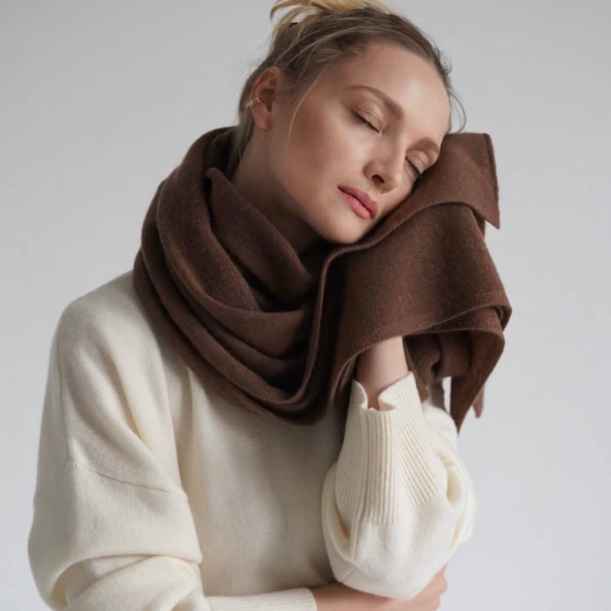 High-quality pure cashmere shawl for travel and office