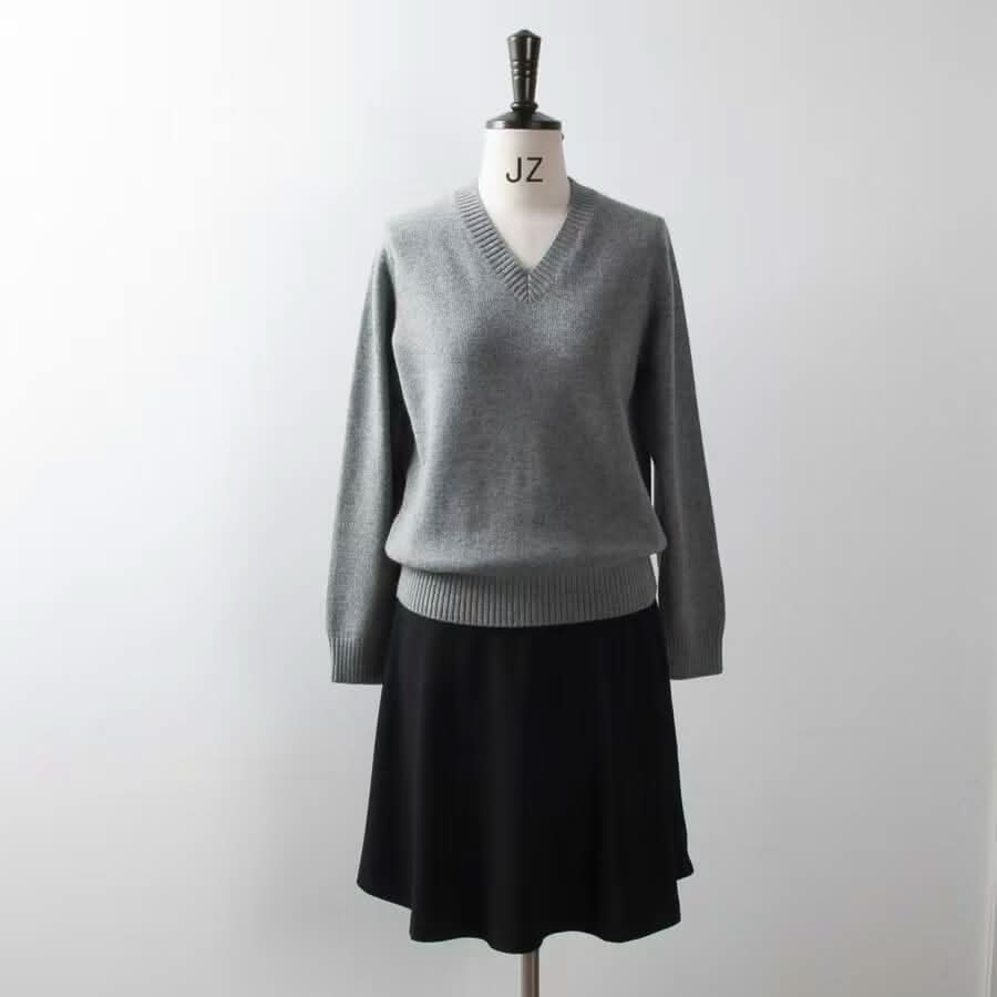 cashmere V neck chunky sweater for women in grey color shop black friday deals ,shop cyber monday deals ,shop holiday gift from Vinci Cashmere 