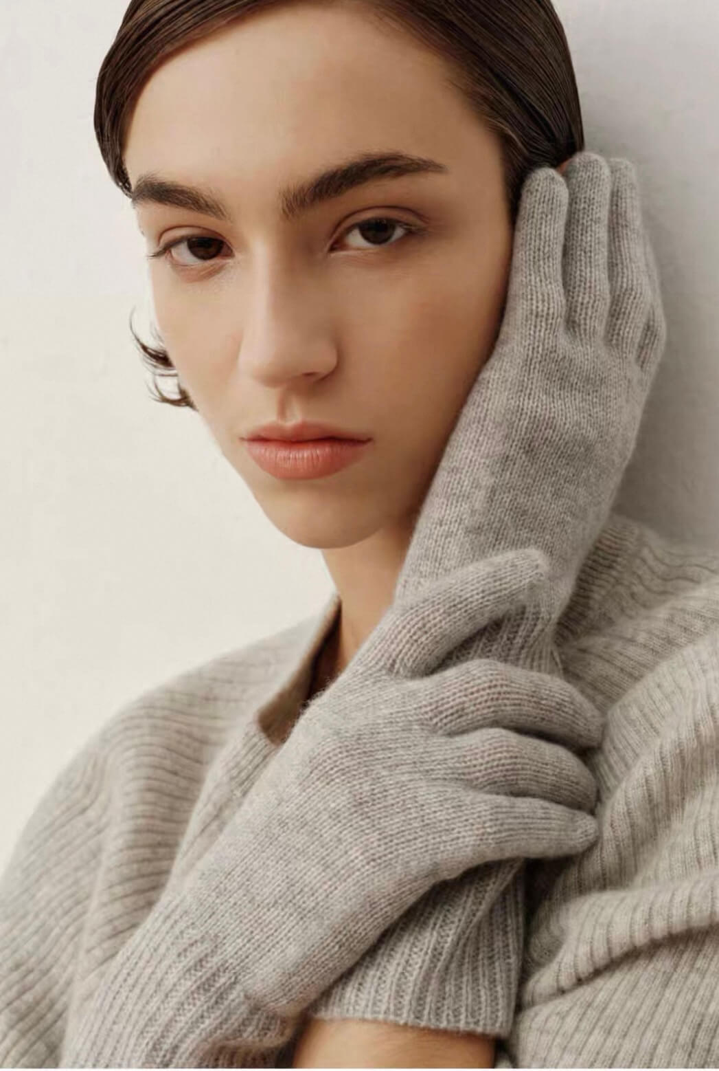 Soft cashmere winter gloves with ribbed cuffs in classic colors,	luxury cashmere winter gloves