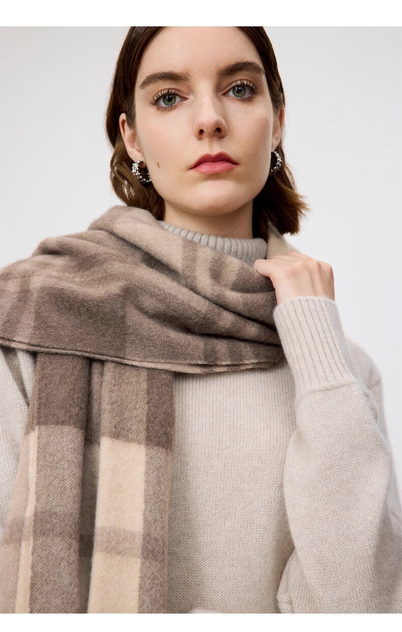 Lightweight cashmere scarf with elegant plaid texture