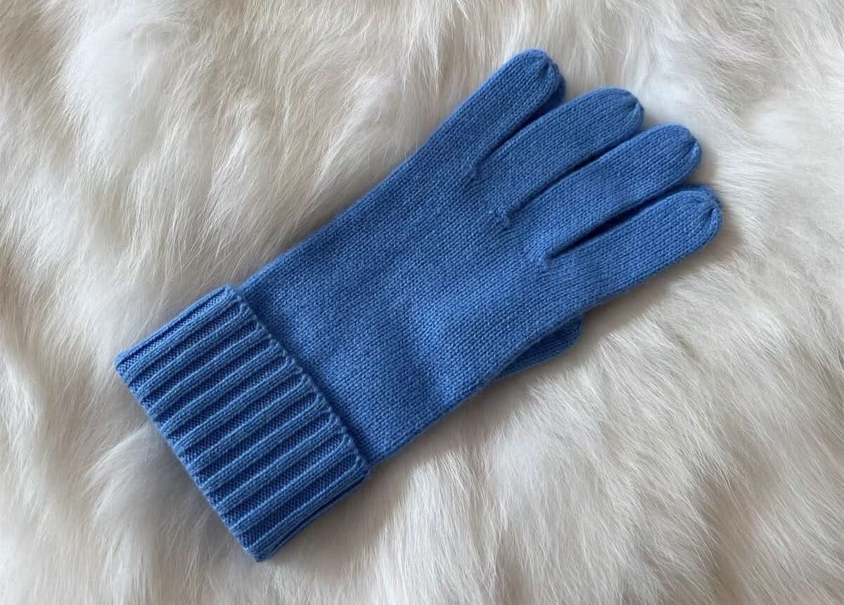 Women’s luxury cashmere gloves with refined knit texture in blue 