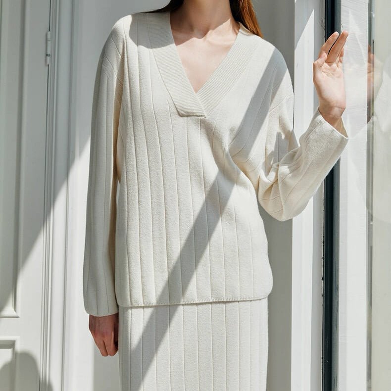 High-end cashmere V-neck sweater with wide rib texture