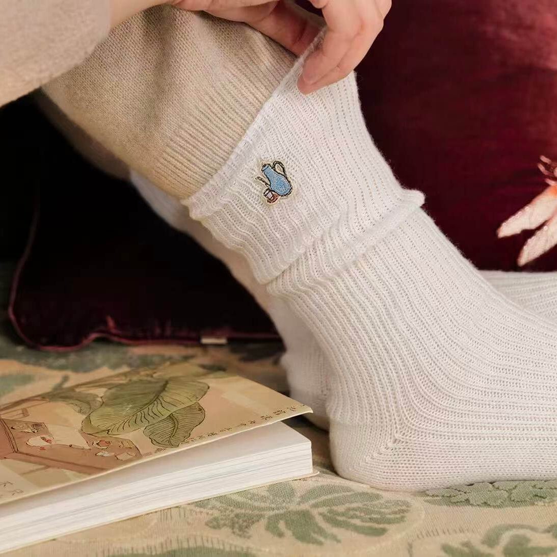 Women’s 100% Cashmere Ribbed Knit Socks in white 