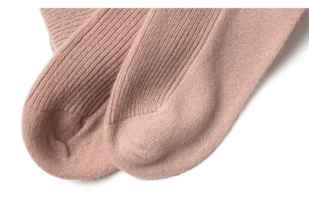 Soft pink 100% cashmere socks for women, breathable and skin-friendly.