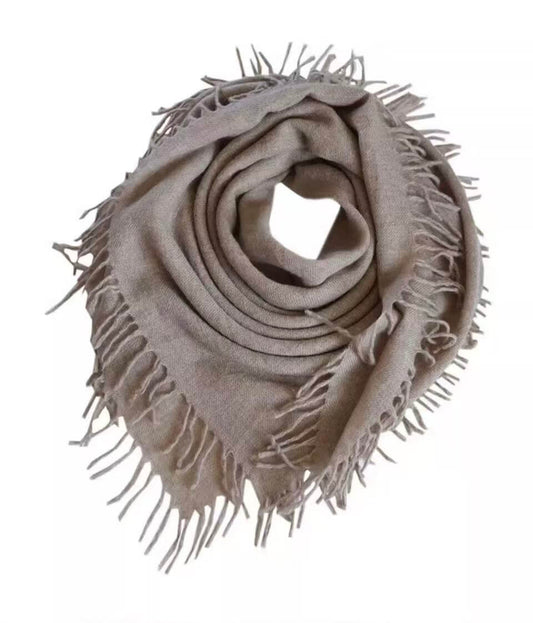 	Women’s 100% cashmere square scarf with hand-twisted fringes in beige