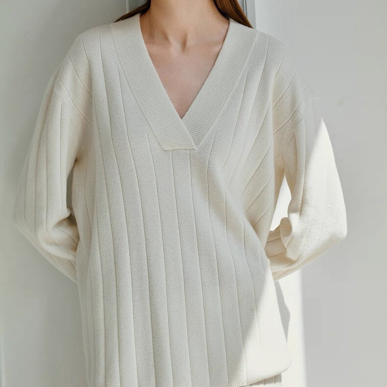 Women’s pure white 100% cashmere V-neck sweater relaxed fit