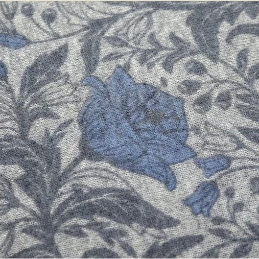 Women’s cashmere printed scarf with hand-finished fringe